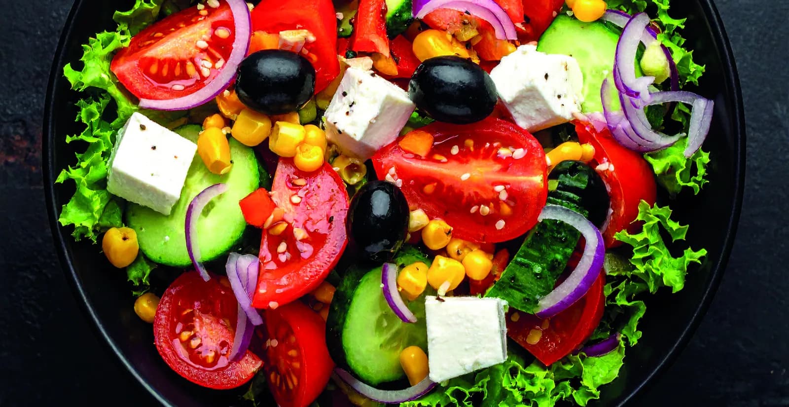 Gemischter Salat mit Tomaten, Gurken, Oliven und Schafskäse